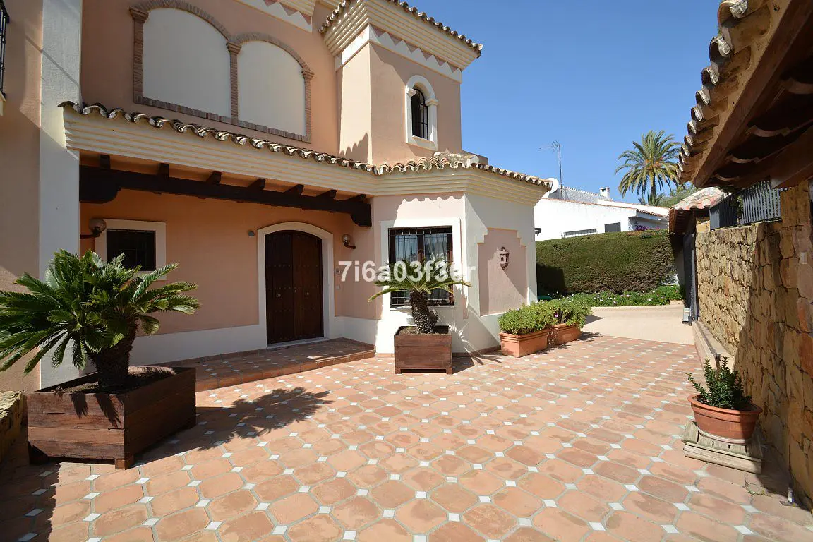 Detached Villa in Nueva Andalucía