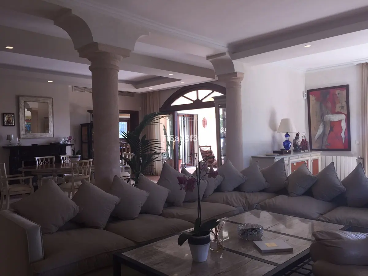 Detached Villa in Nueva Andalucía