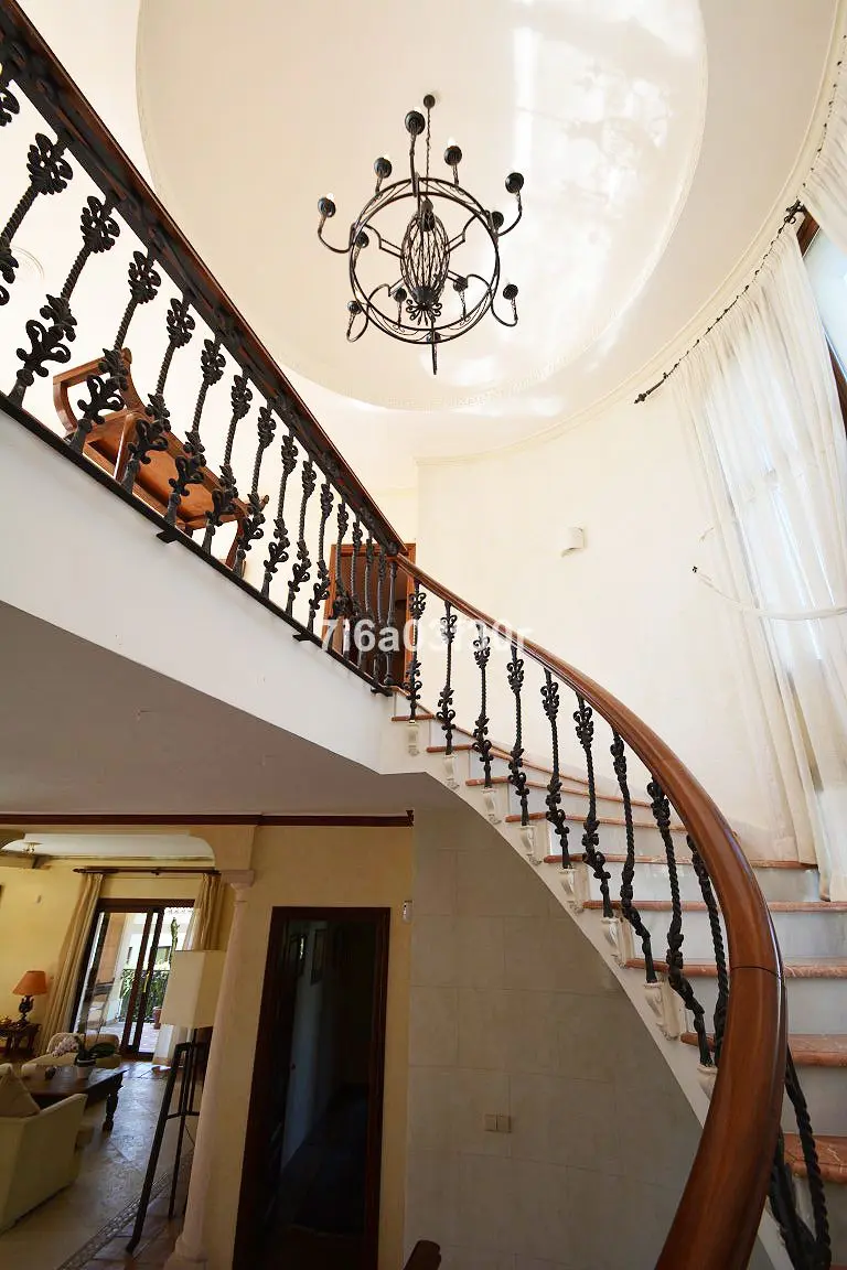 Detached Villa in Nueva Andalucía