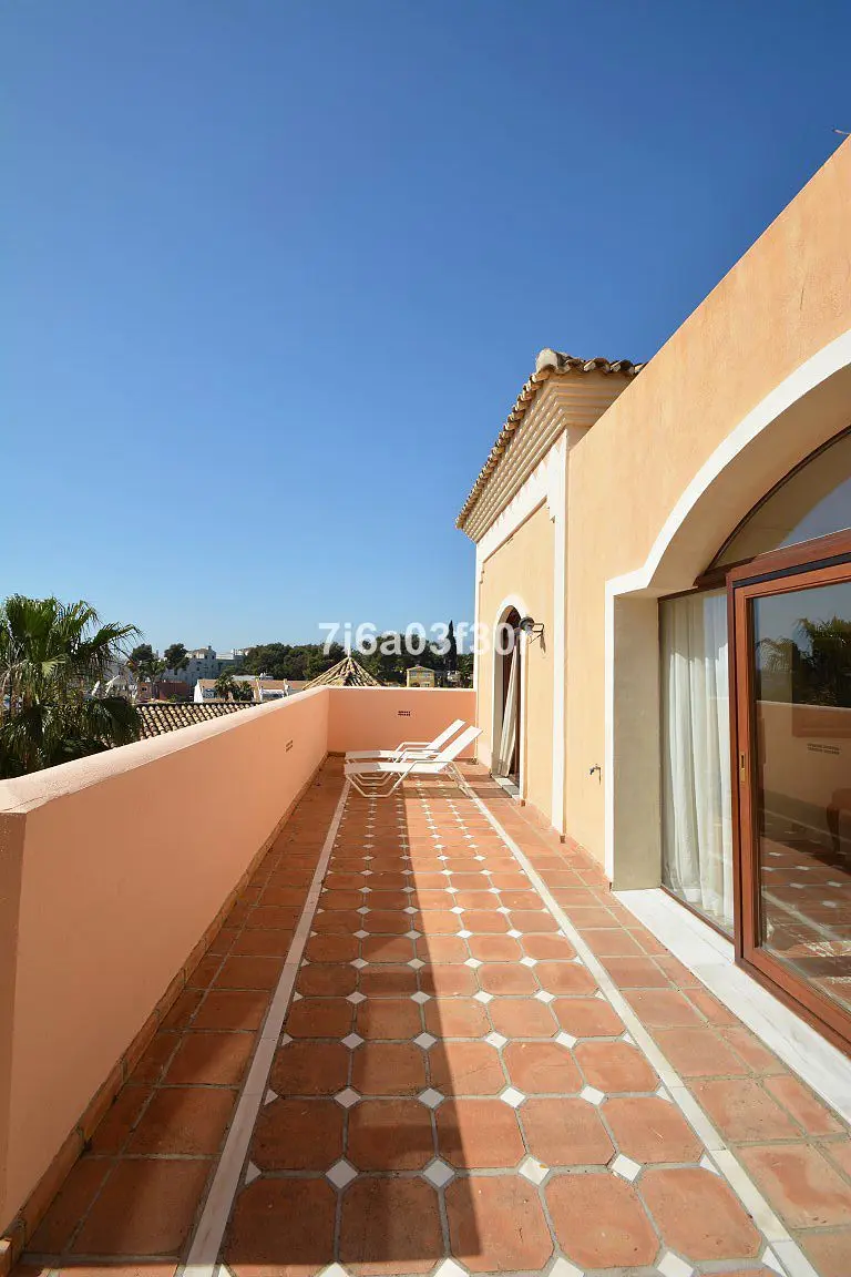 Detached Villa in Nueva Andalucía
