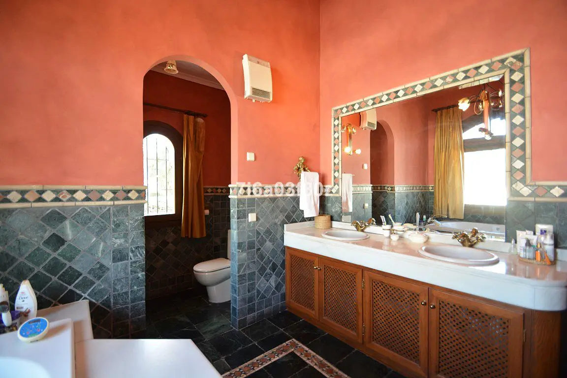 Detached Villa in Nueva Andalucía
