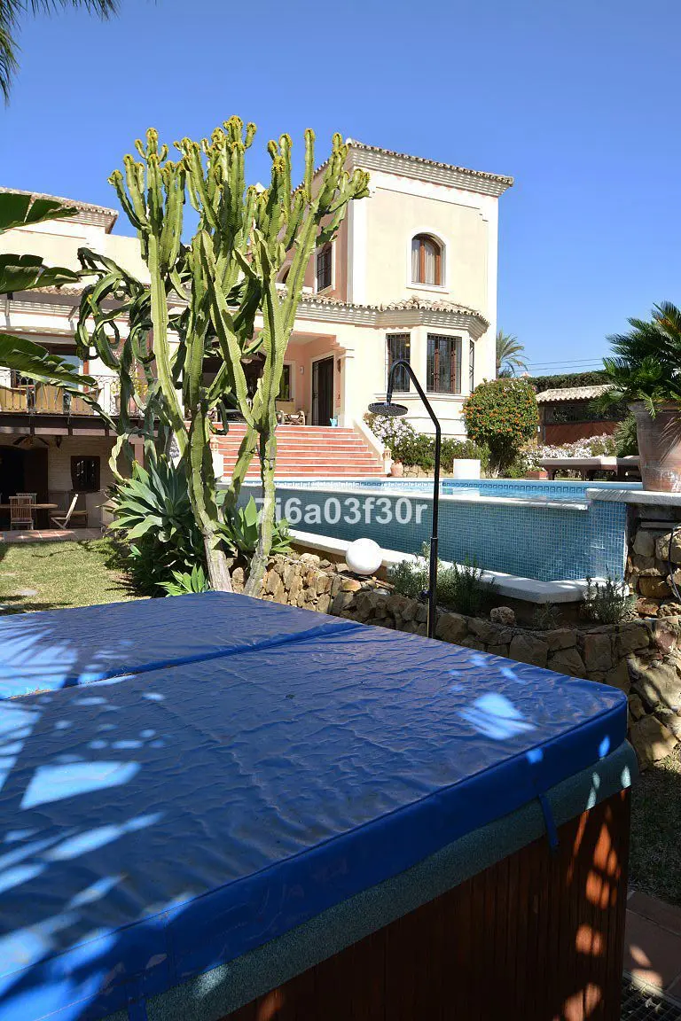 Detached Villa in Nueva Andalucía