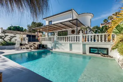 Beachside Villa in Nueva Andalucía with Games Room