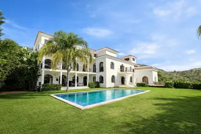 Frontline Golf 7 Bedroom Villa in El Paraíso