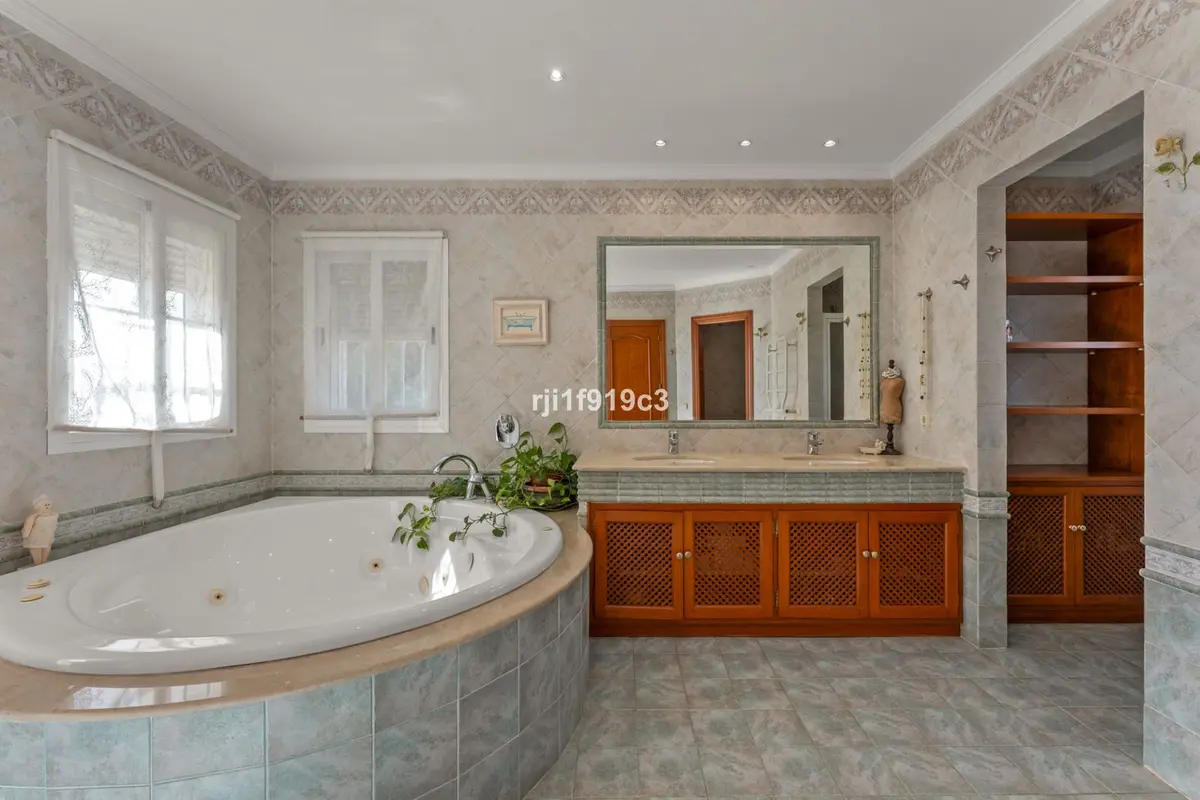Detached Villa in Elviria
