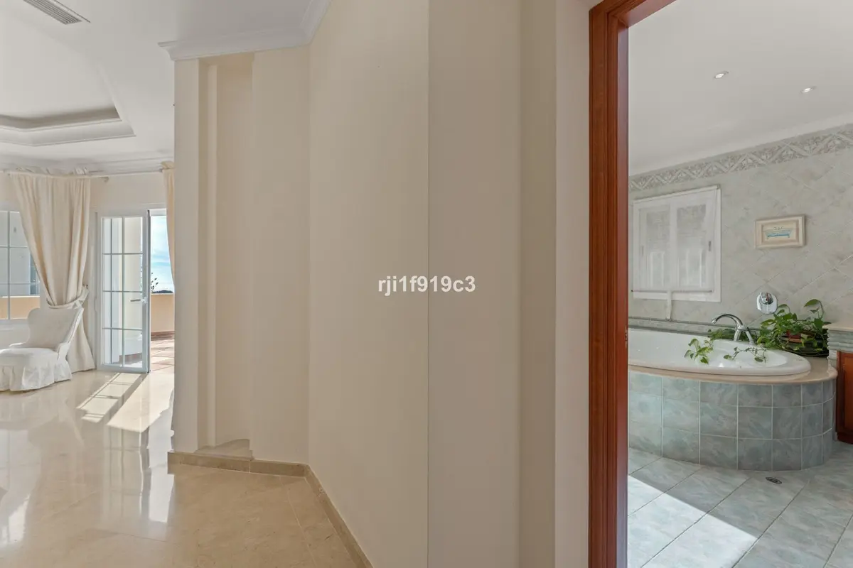 Detached Villa in Elviria