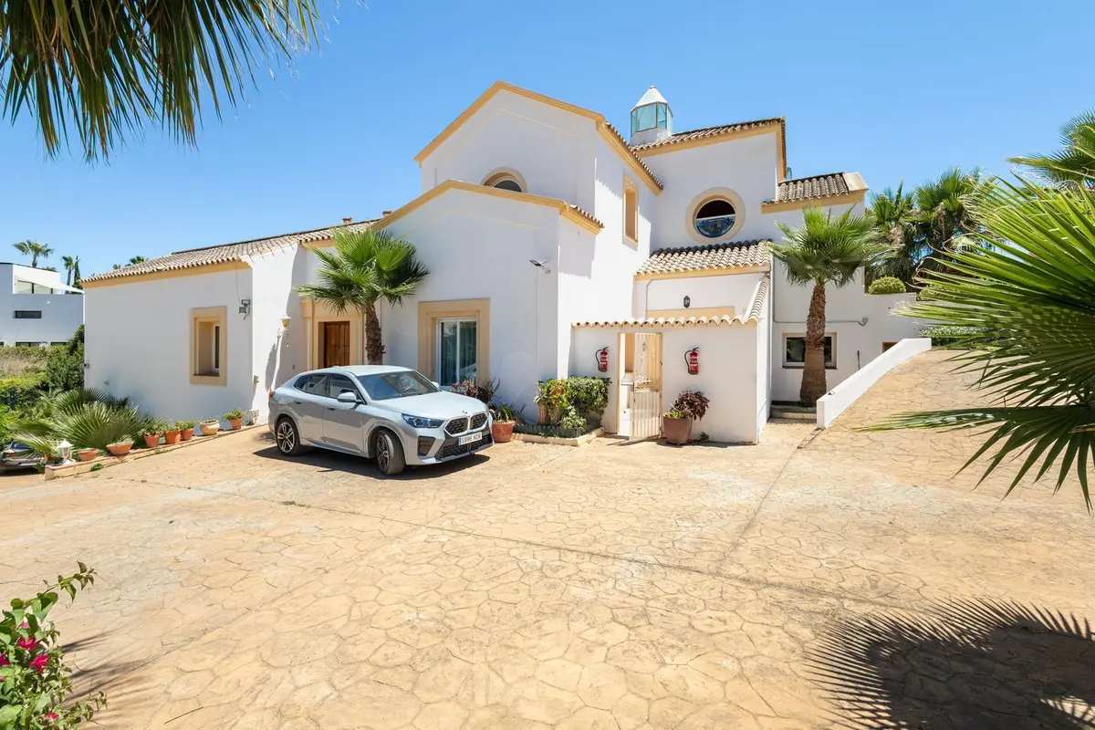Detached Villa in El Paraiso