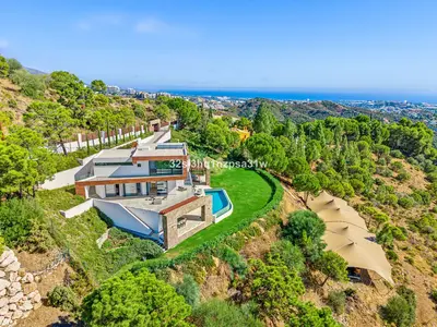 Golf View Villa in El Madroñal on a 5,000 m² Plot