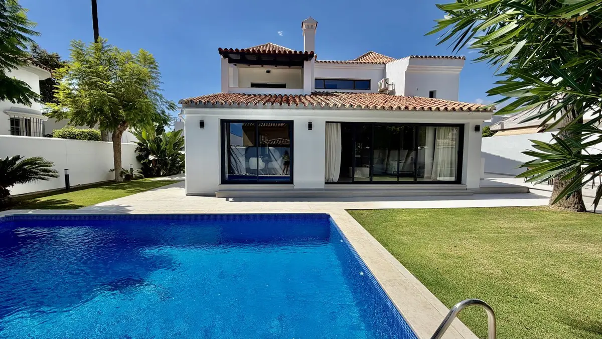 Detached Villa in Nueva Andalucía