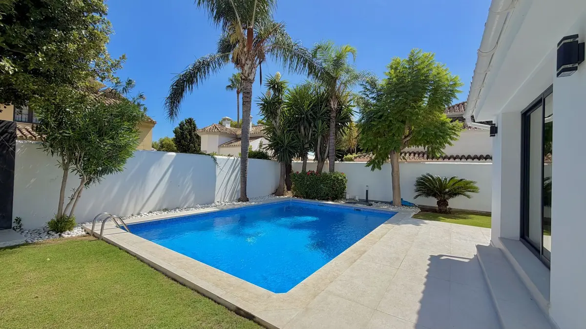 Detached Villa in Nueva Andalucía