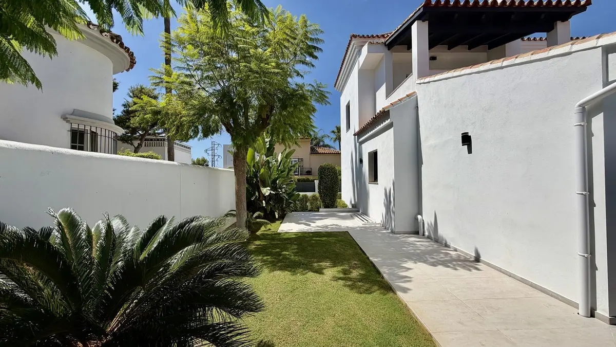 Detached Villa in Nueva Andalucía