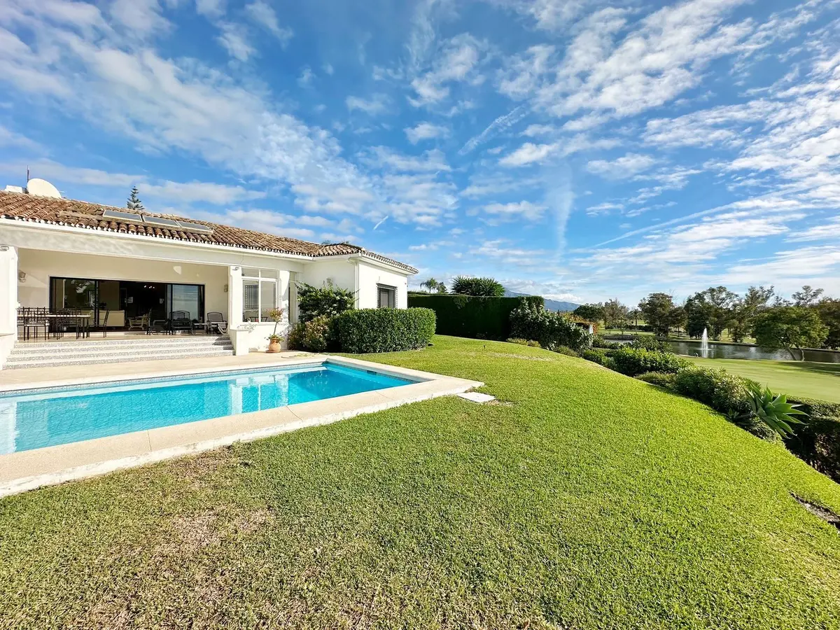 Detached Villa in El Paraiso