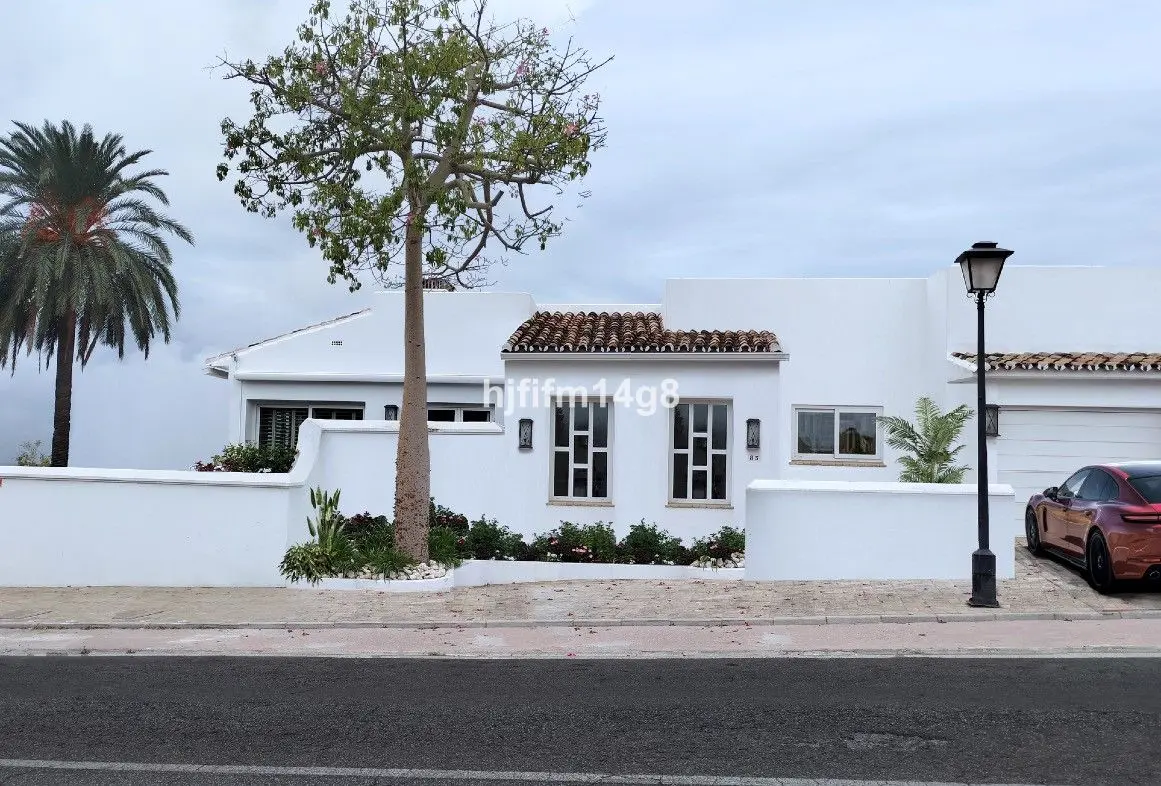 Detached Villa in Nueva Andalucía