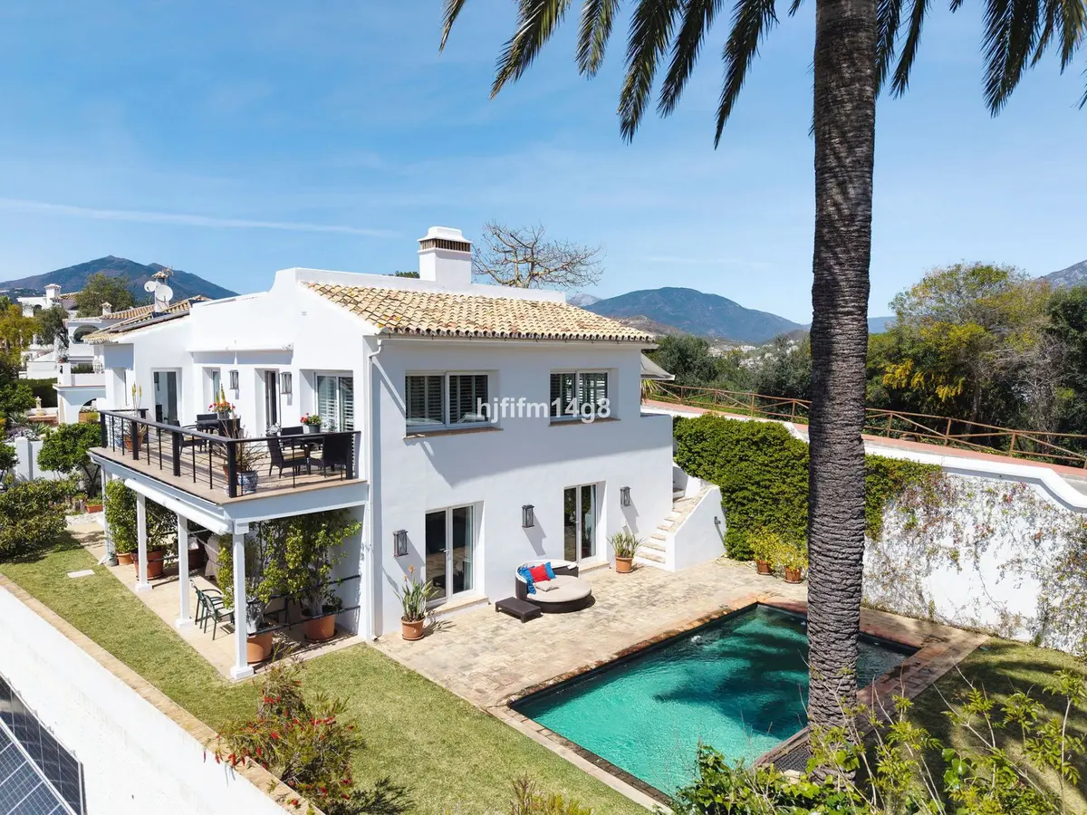 Detached Villa in Nueva Andalucía