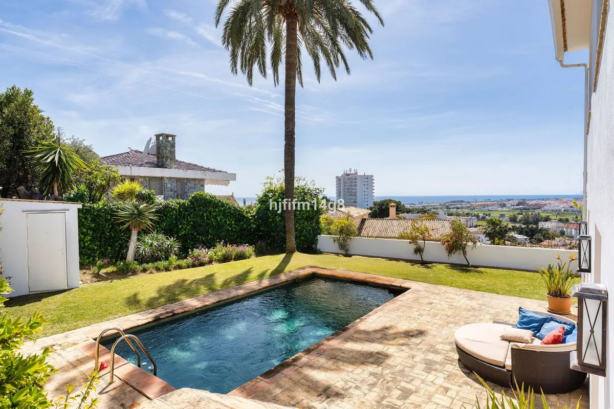 Detached Villa in Nueva Andalucía