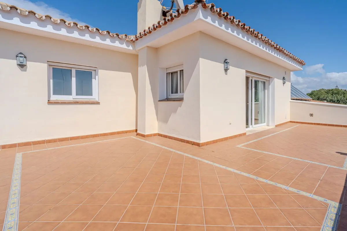 Detached Villa in El Paraiso