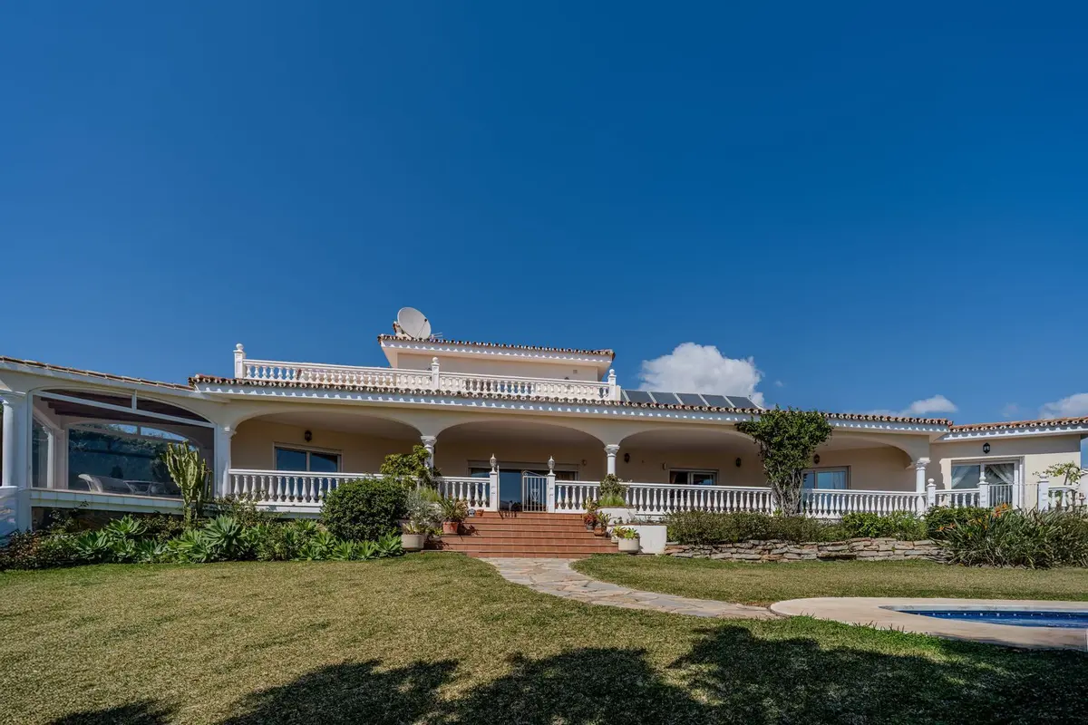 Detached Villa in El Paraiso