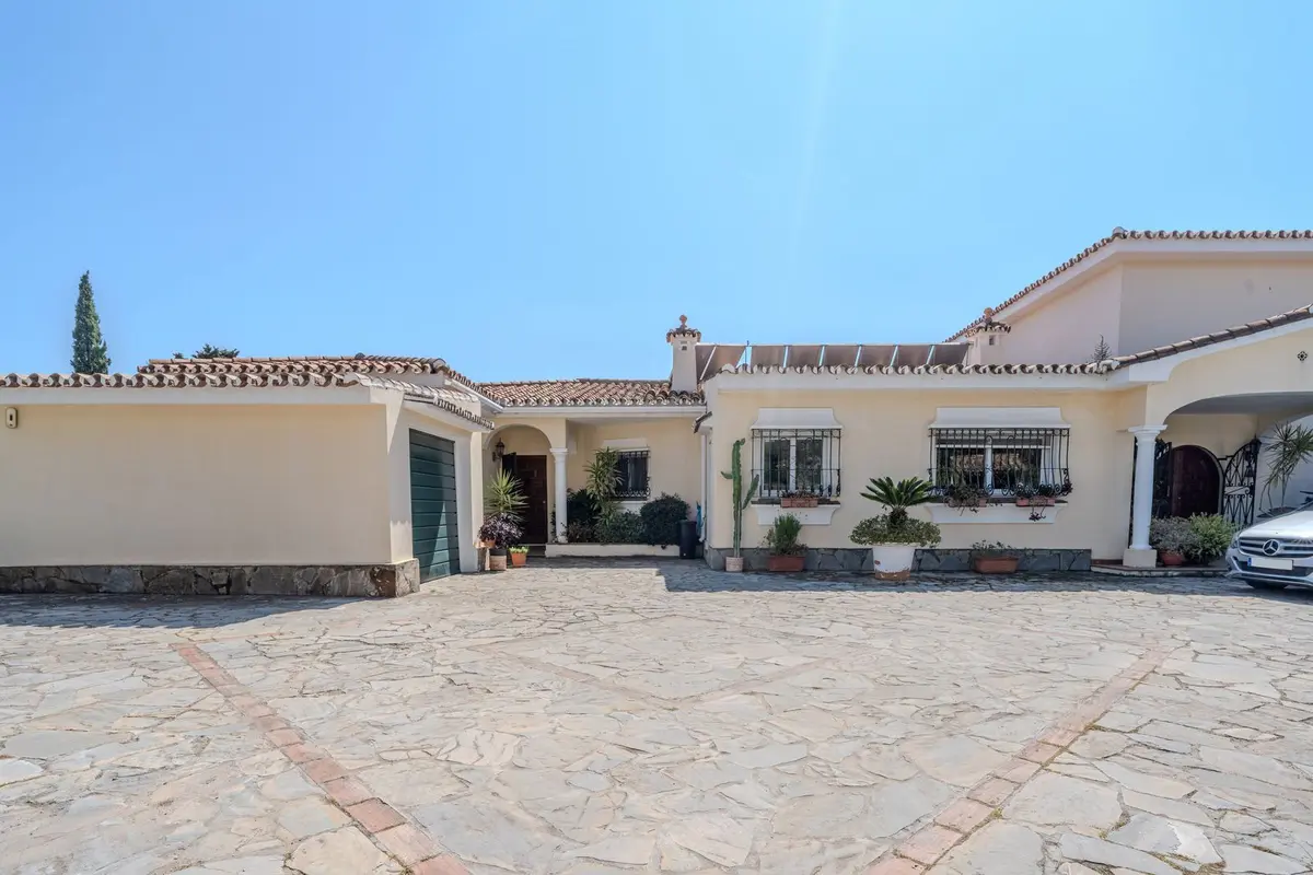Detached Villa in El Paraiso