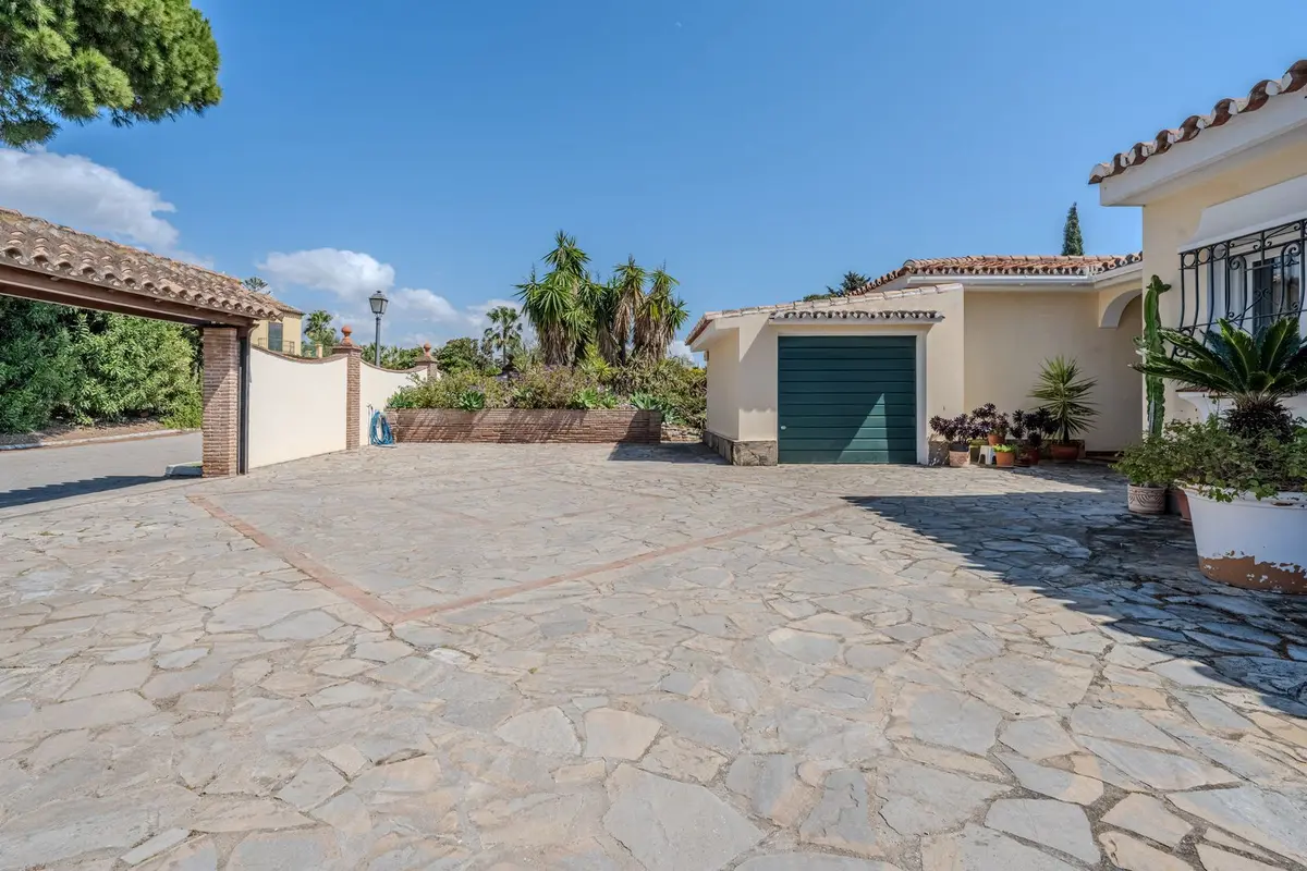 Detached Villa in El Paraiso