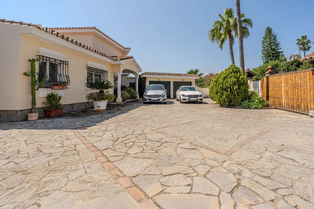 Detached Villa in El Paraiso