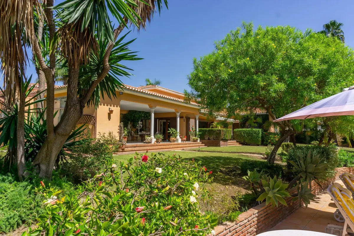 Detached Villa in El Paraiso