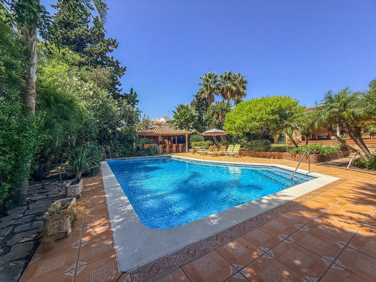 Detached Villa in El Paraiso