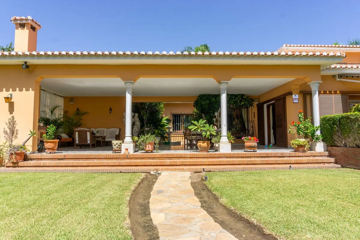 Detached Villa in El Paraiso