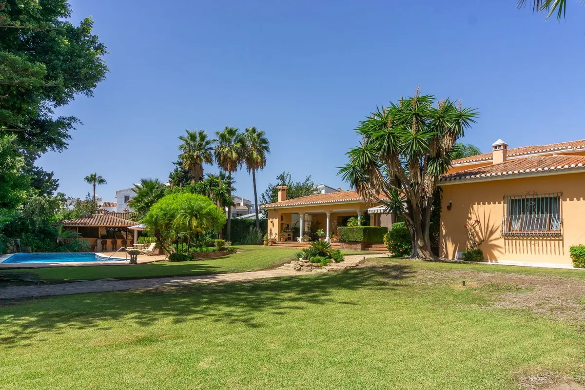 Detached Villa in El Paraiso