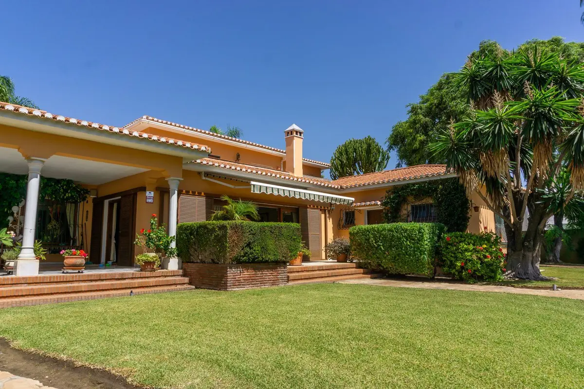 Detached Villa in El Paraiso