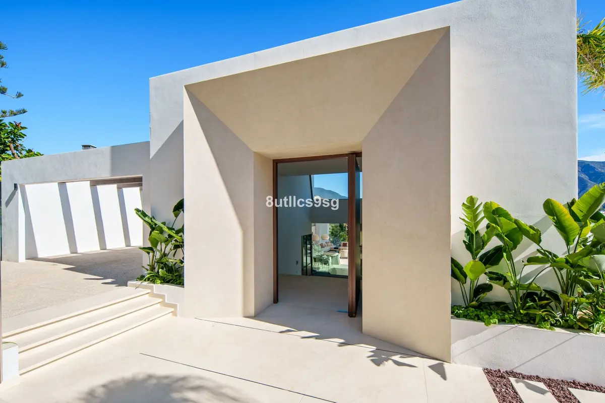 Detached Villa in Nueva Andalucía