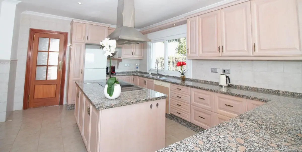 Detached Villa in El Paraiso
