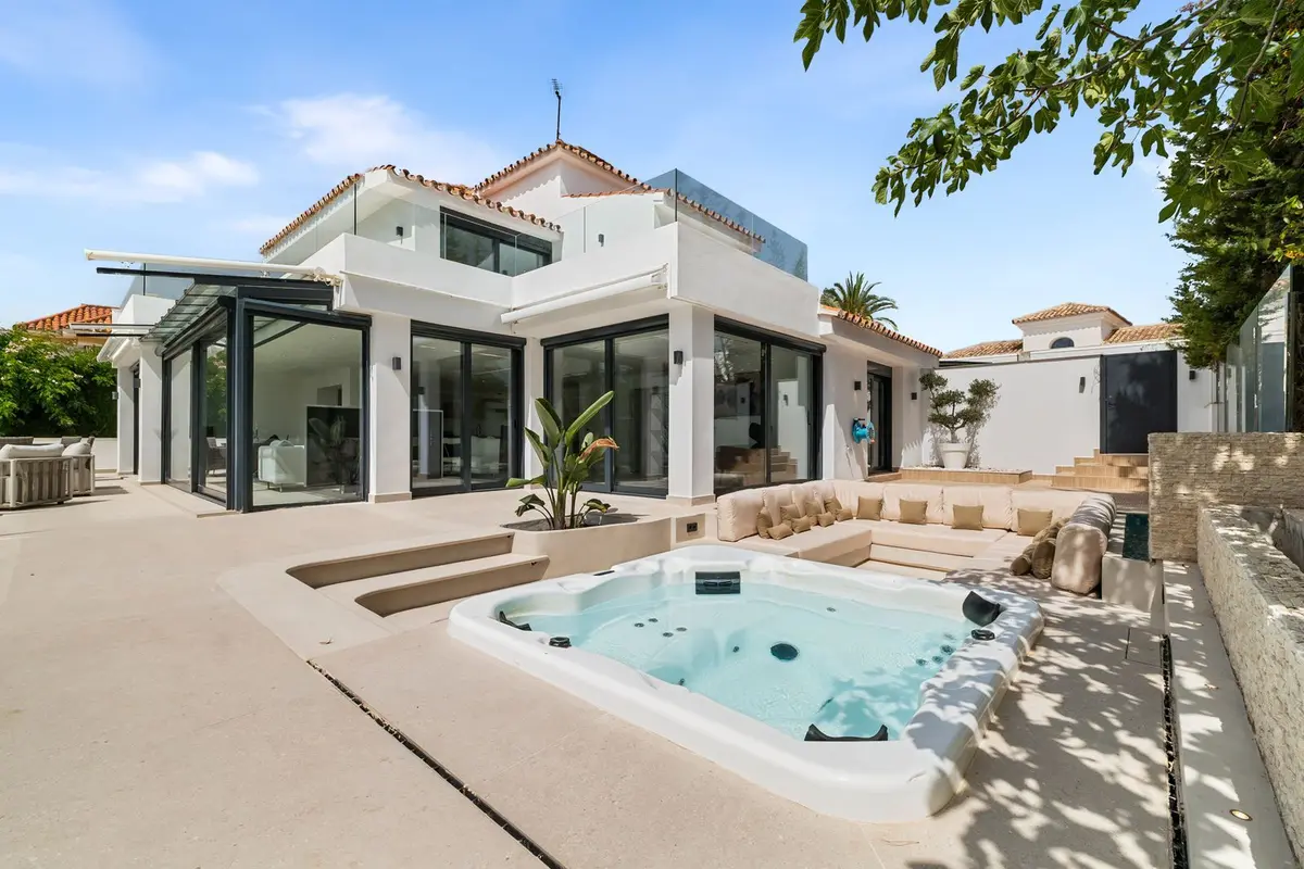 Detached Villa in Nueva Andalucía