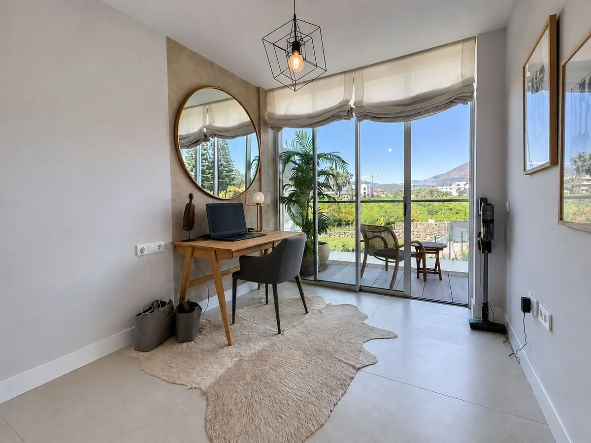 Middle Floor Apartment in Estepona