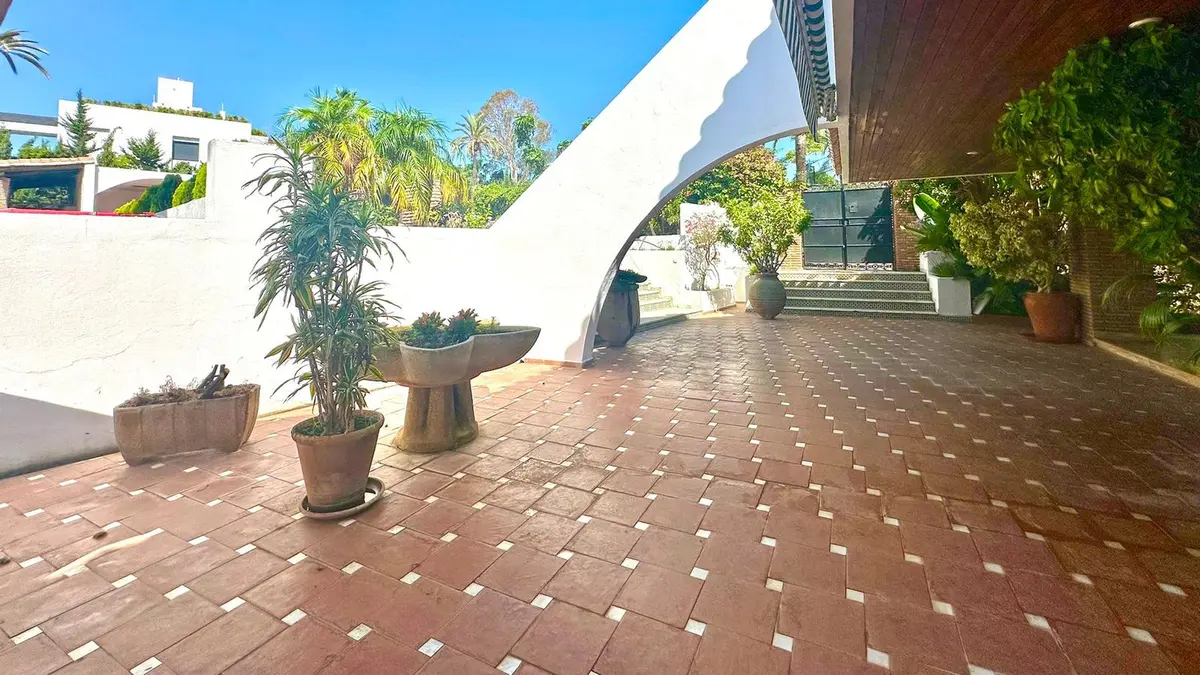 Detached Villa in Nueva Andalucía