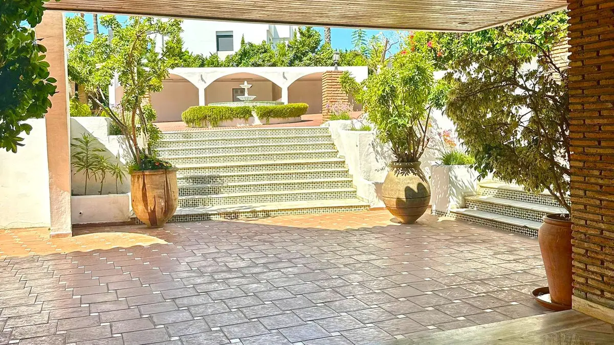 Detached Villa in Nueva Andalucía