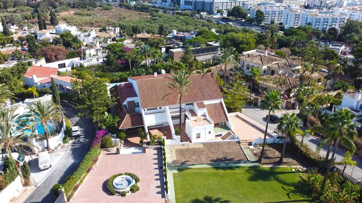 Detached Villa in Nueva Andalucía