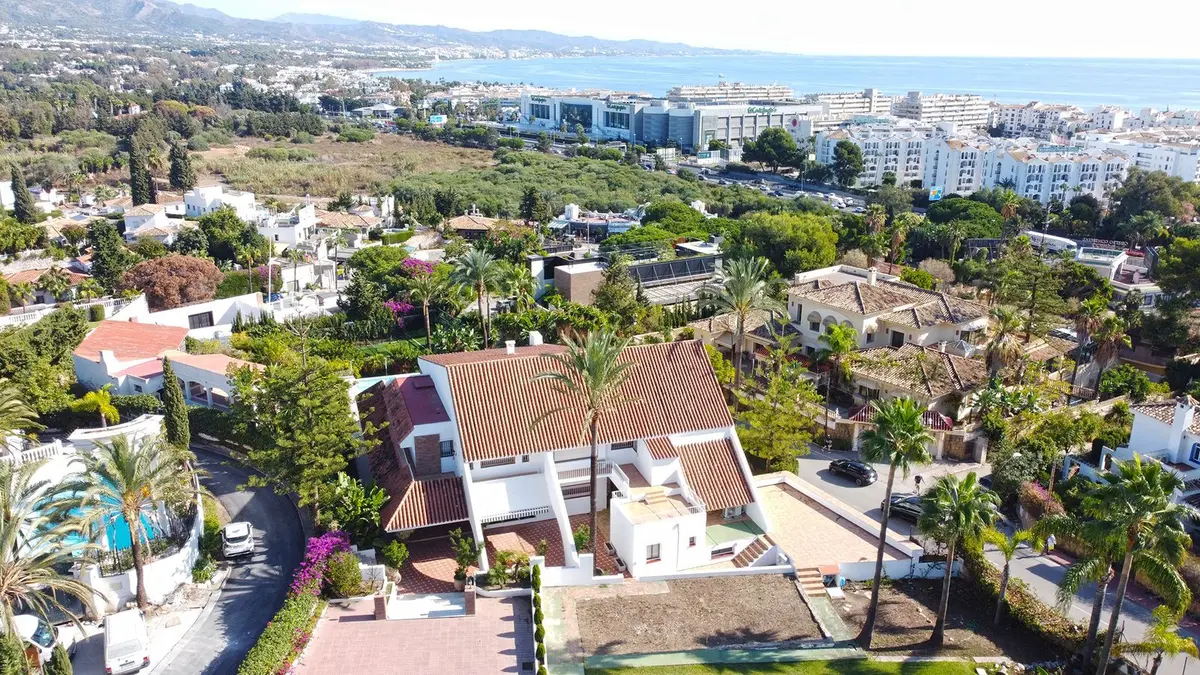 Detached Villa in Nueva Andalucía