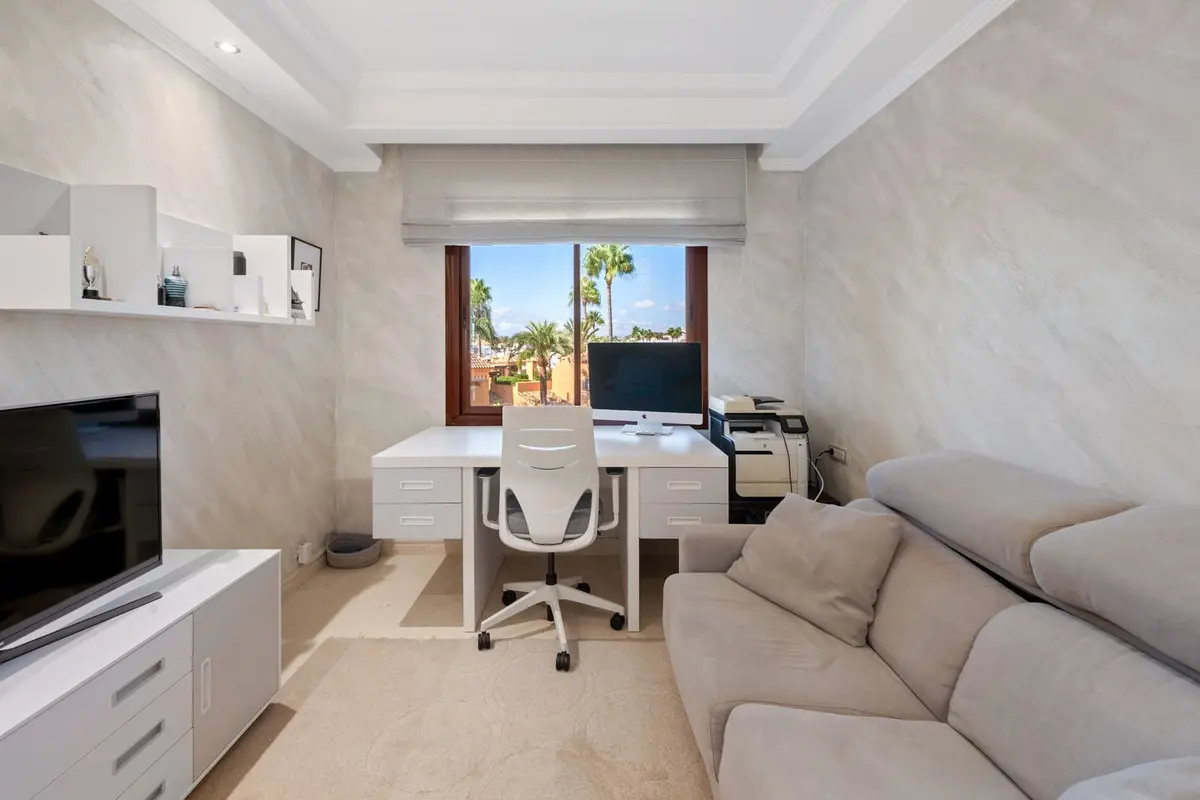 Middle Floor Apartment in Estepona