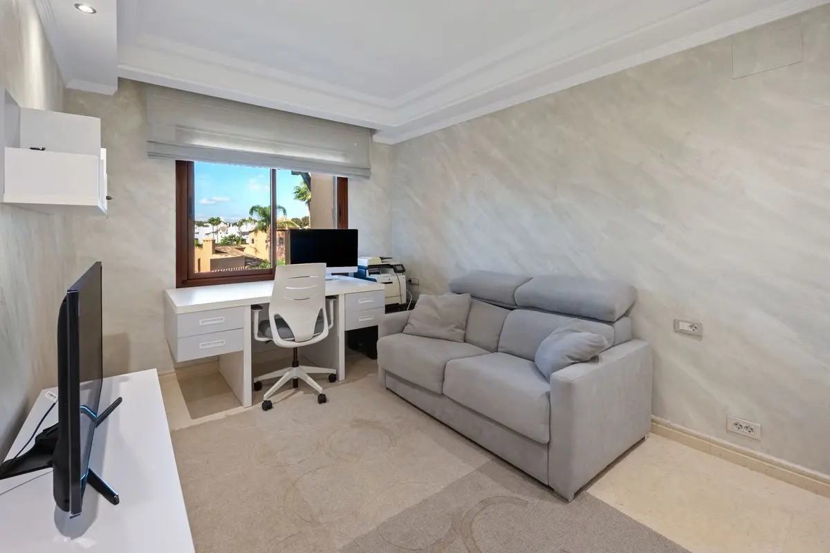Middle Floor Apartment in Estepona