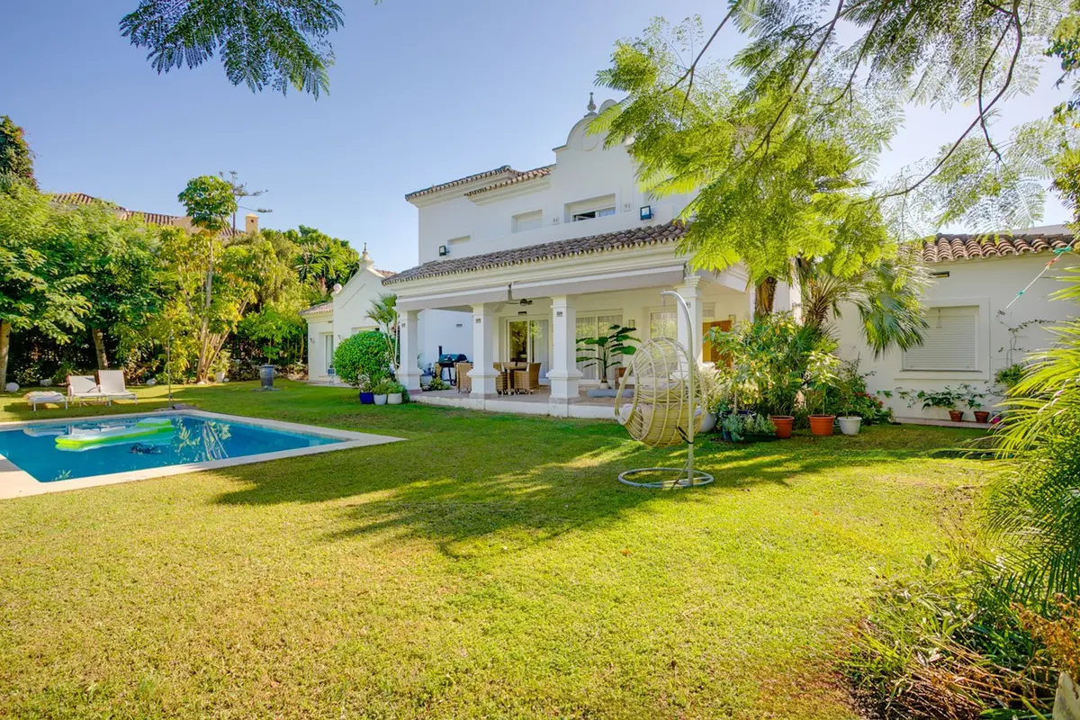Detached Villa in El Paraiso