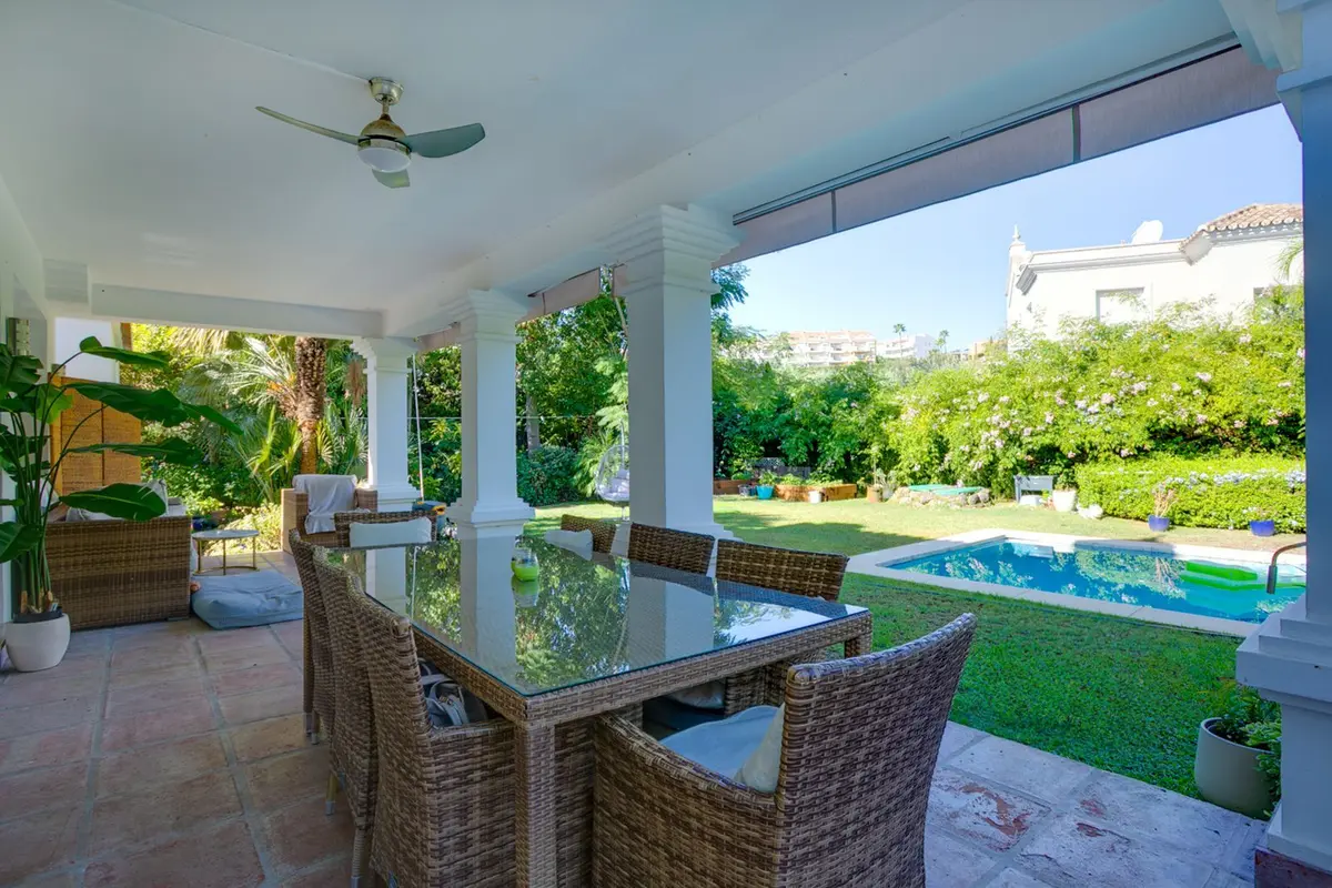 Detached Villa in El Paraiso
