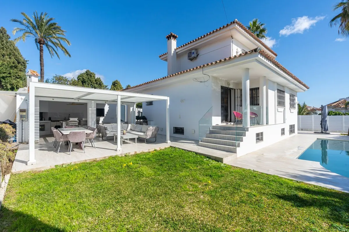 Detached Villa in El Paraiso