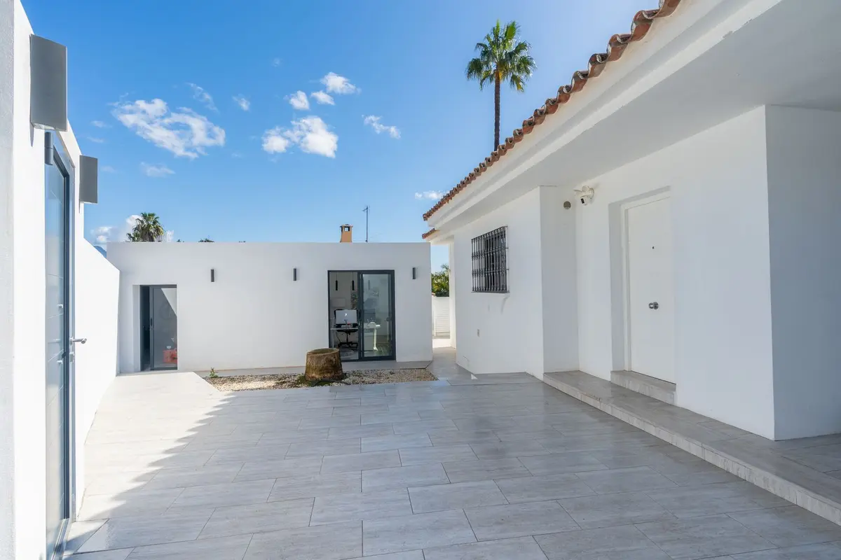 Detached Villa in El Paraiso
