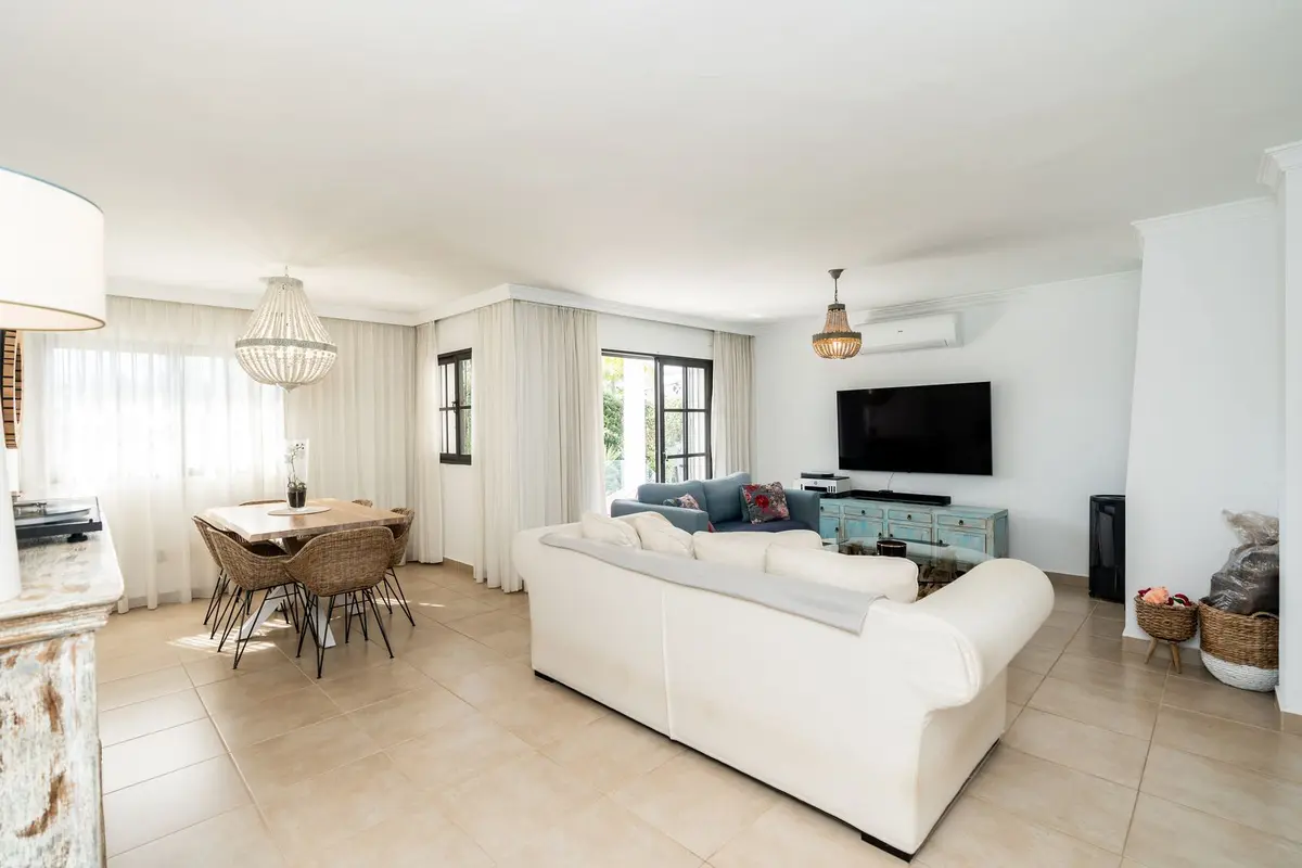 Detached Villa in El Paraiso