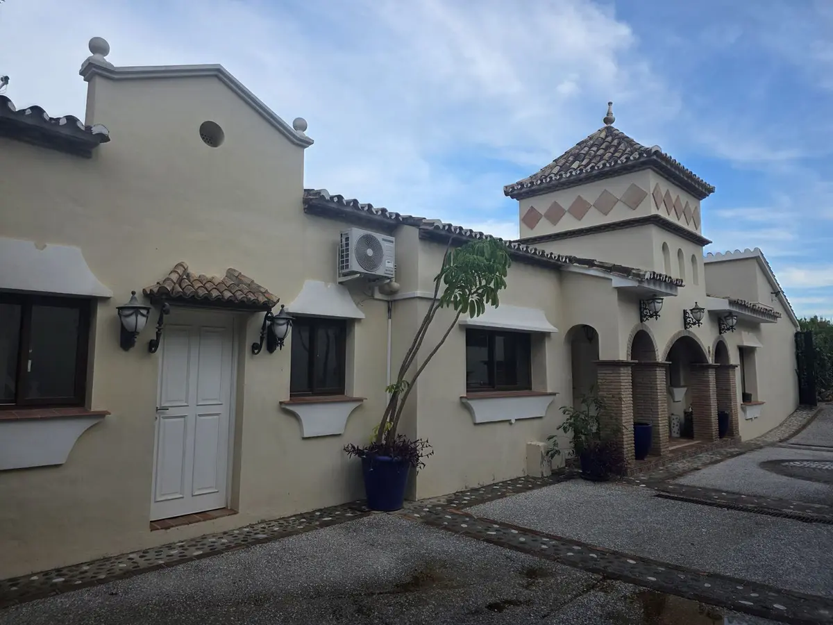 Detached Villa in El Paraiso