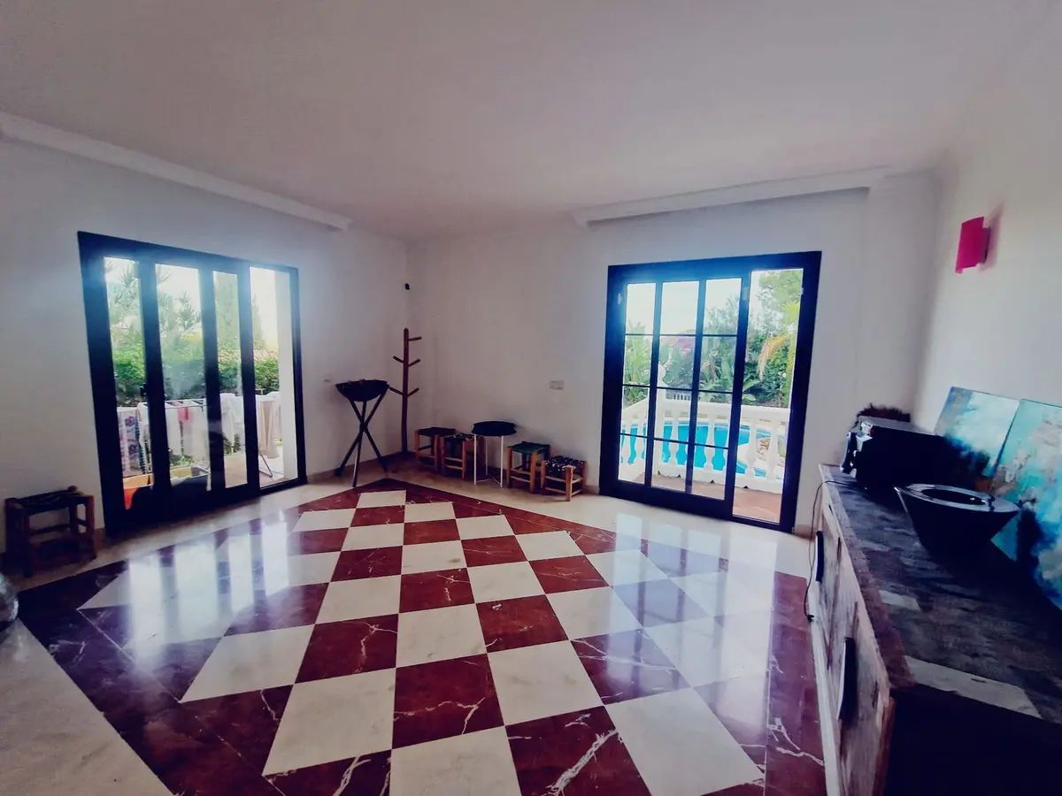 Detached Villa in El Paraiso
