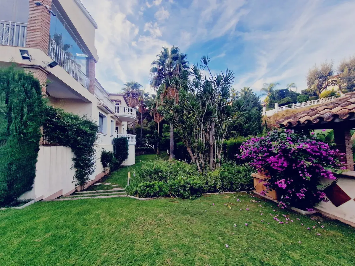 Detached Villa in El Paraiso
