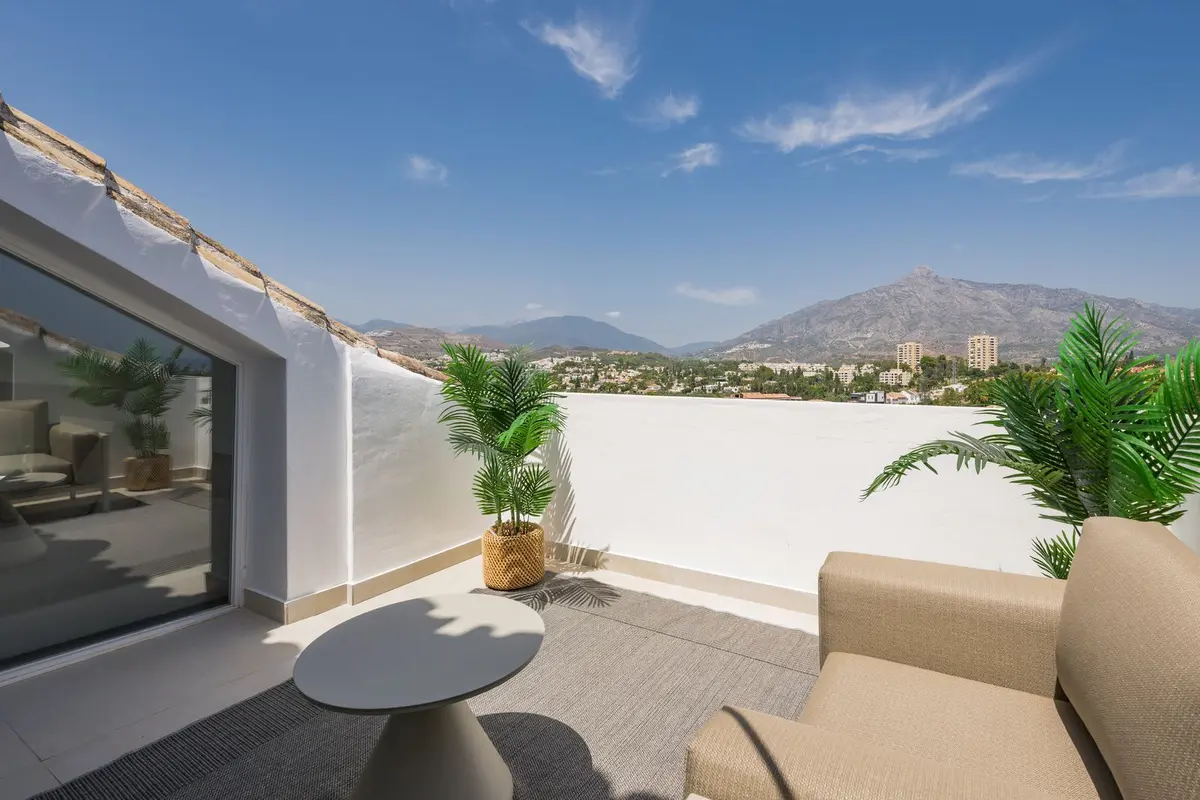 Top Floor Apartment in Nueva Andalucía