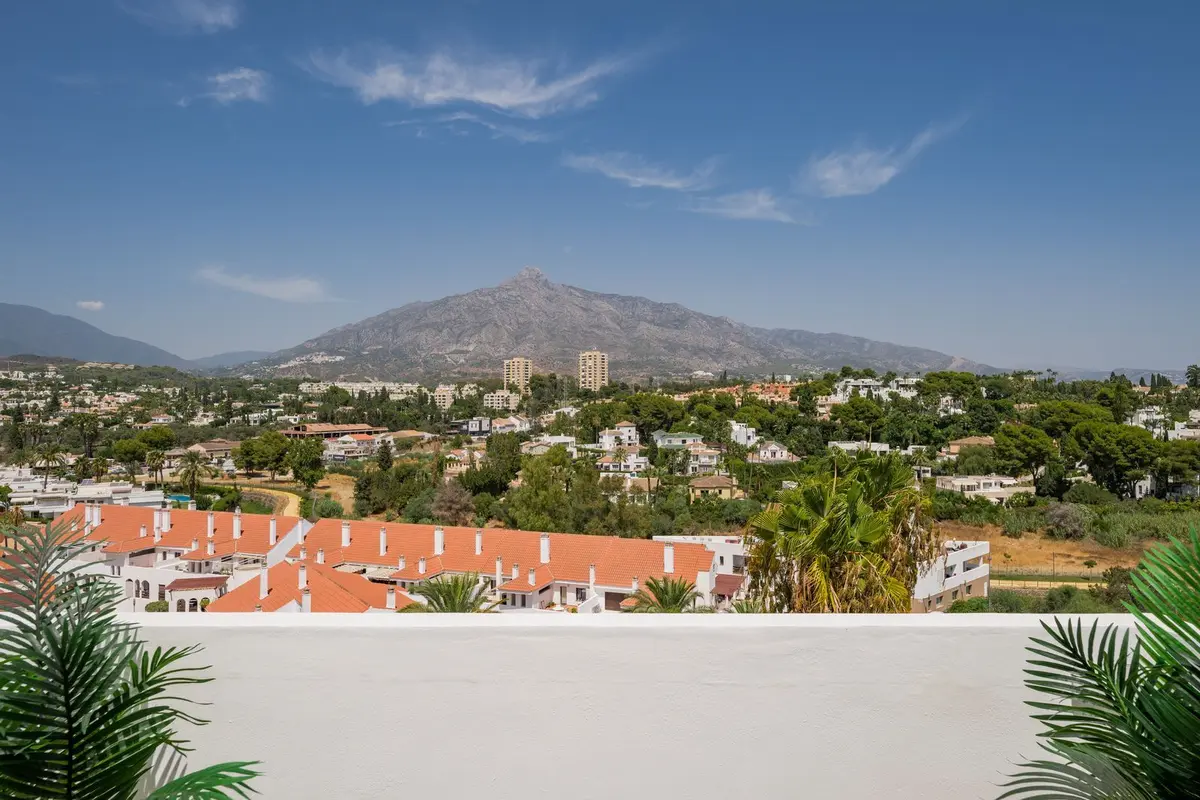Top Floor Apartment in Nueva Andalucía