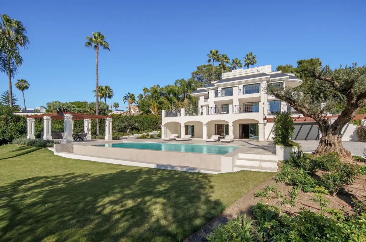 Detached Villa in Nueva Andalucía
